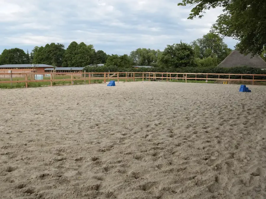 Reitplatz mit Holzeinzäunung