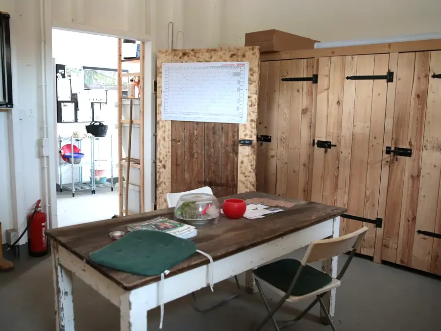 Sattelkammer mit hochwertigen Sattelschränken