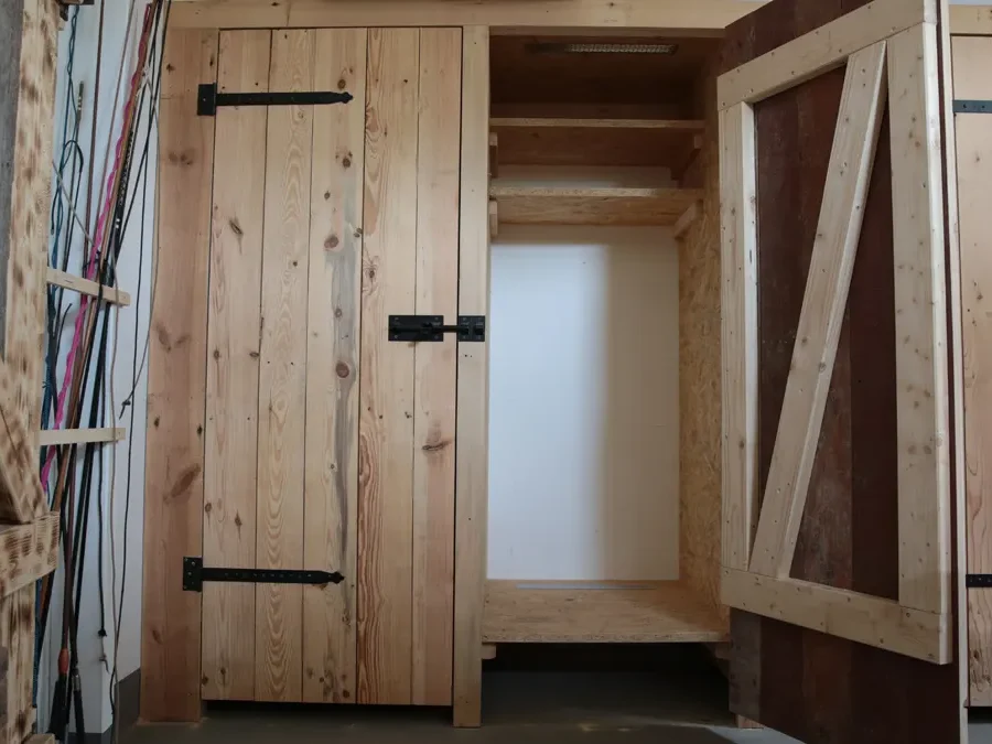 Sattelschrank aus Holz