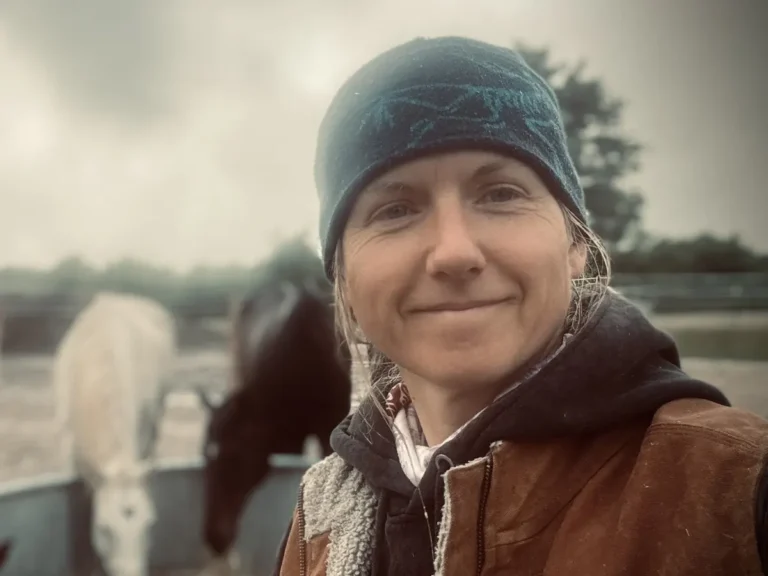 Yvonne bei der Heufütterung